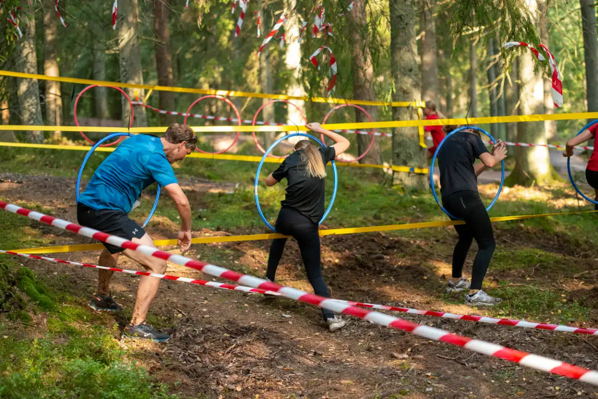 Smidighetsträning bland hinder i skogen